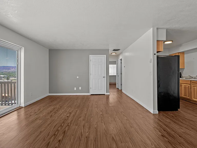 1535 Poplar Dr #10 — Photo 5
