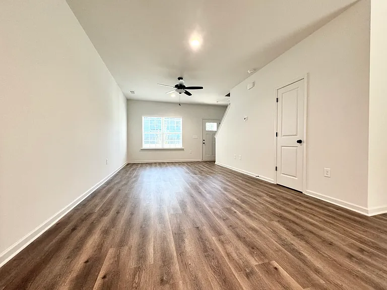 401 Austin Dr — Photo 9