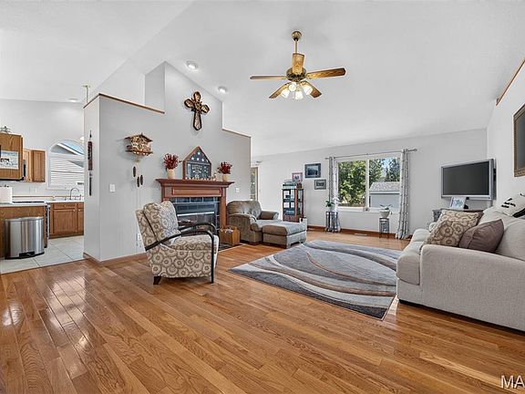 4th image of 32 Oakbrooke