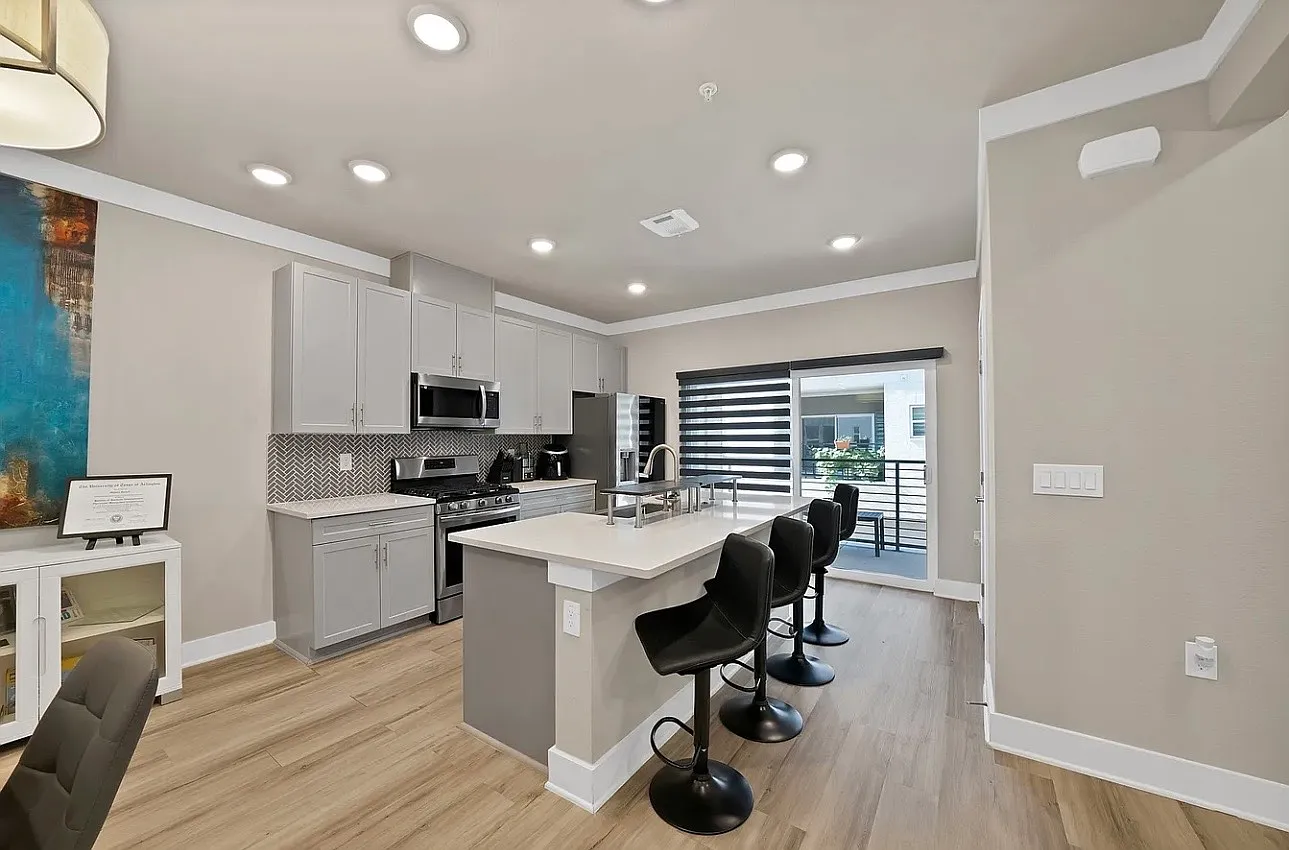3 bed, 1870 sqft, $3,000 — Photo 4