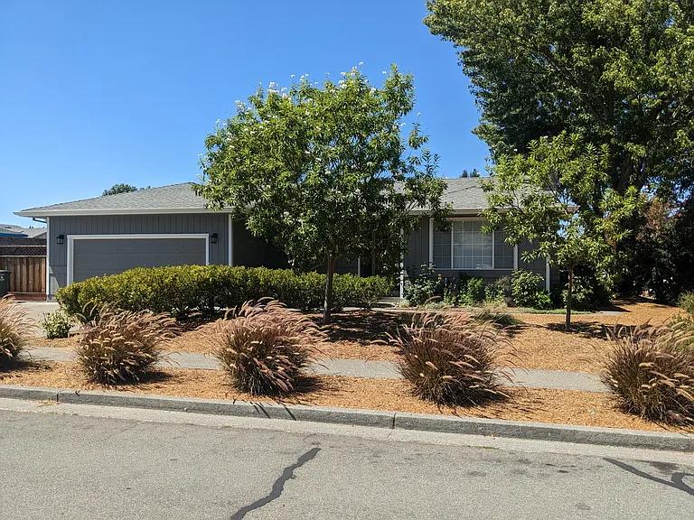 1827 Holiday St — Photo 2