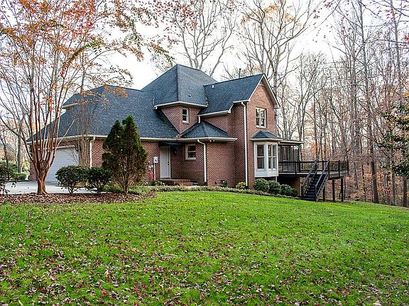 5th image of 215 Sue Ellen Ct