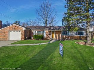 690 Red Oak Ln, Rochester Hills, MI 48307