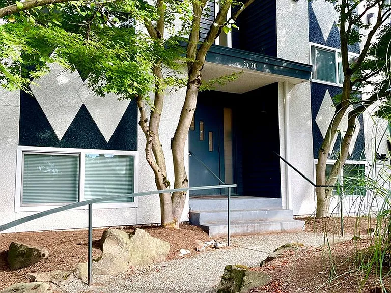 Welcome to a prime West Seattle community designed for convenient and comfortable living — Photo 8