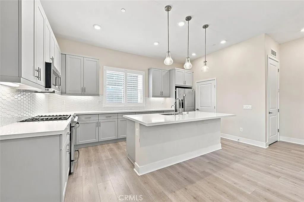 4 bed, 3.5 bath, 1873 sqft, $5,300 — Photo 4