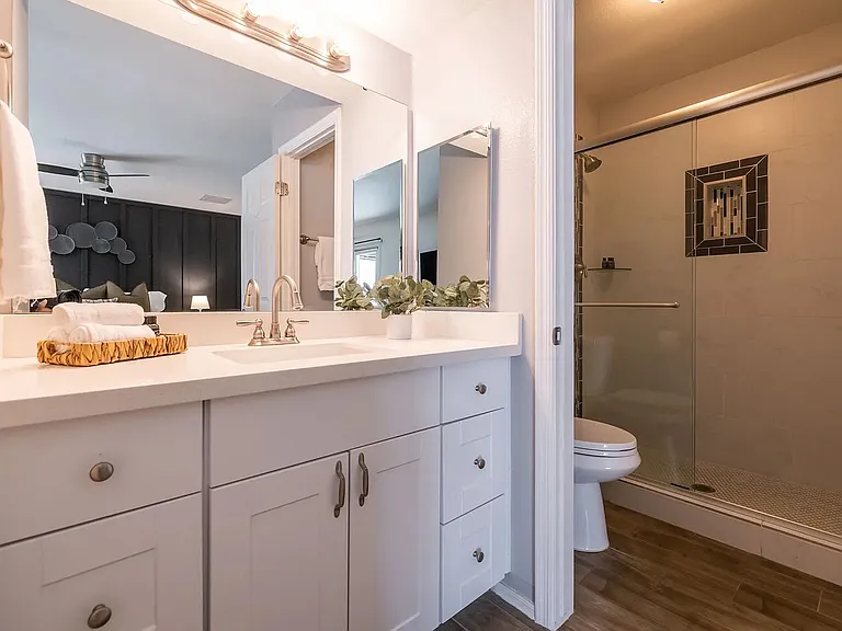 709 W Vaughn St — Photo 14