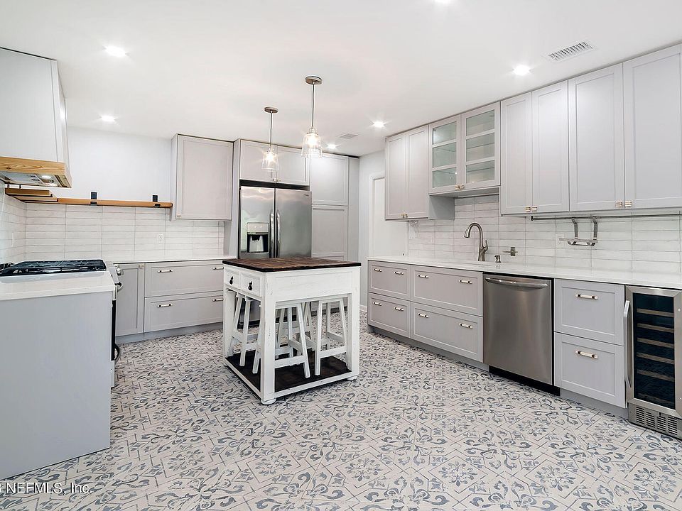 1st image of 468 SE EVERGREEN Drive