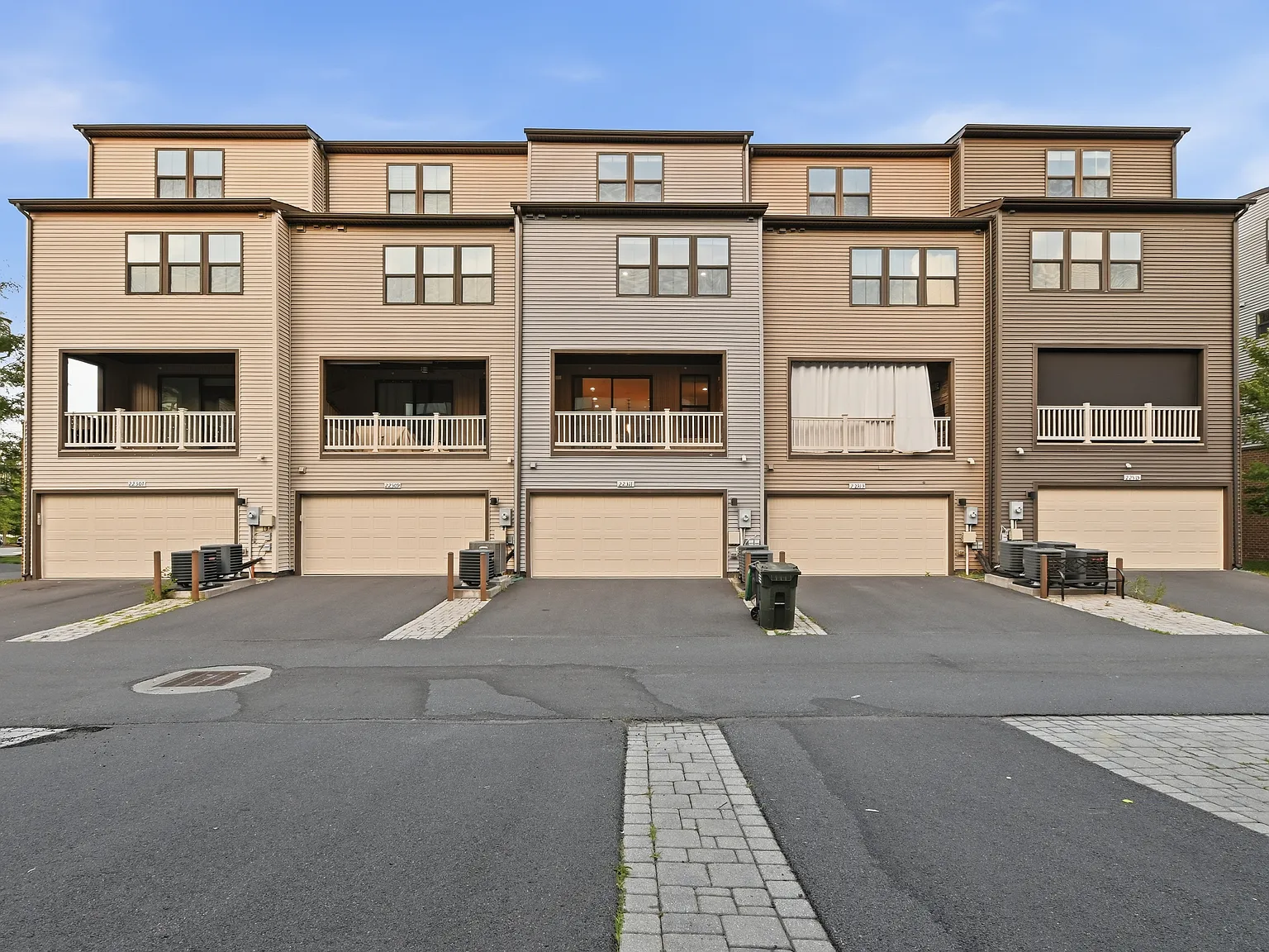 4 bed, 2840 sqft, $3,999 — Photo 4