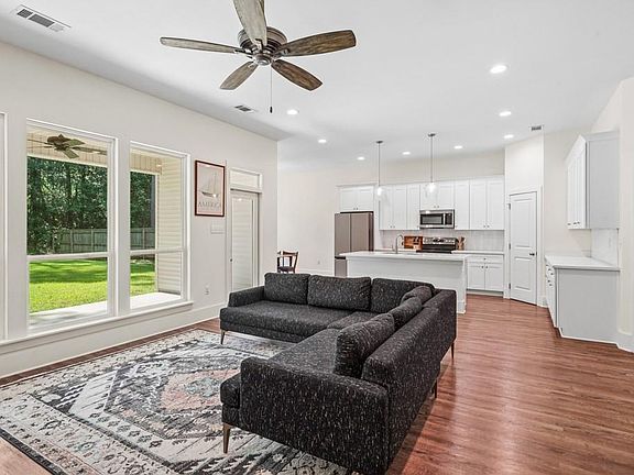 5th image of 415 Orleans Ave