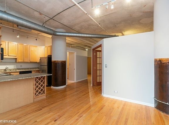 3rd image of 801 S Wells St APT 305