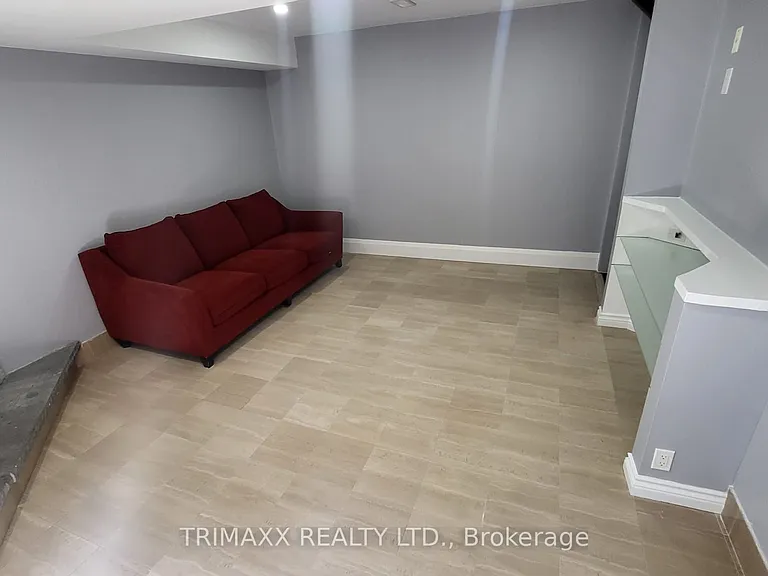 19 Saint Andrews Blvd #BASEMENT — Photo 2