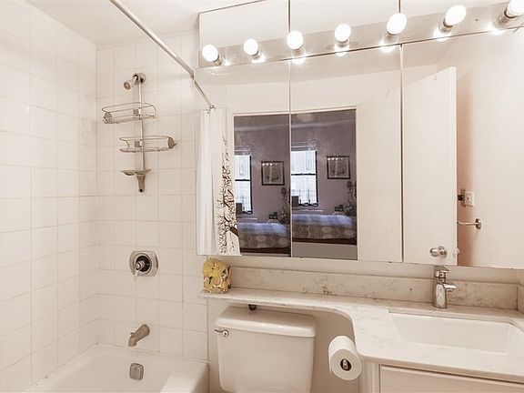 4th image of 150 W 51st St APT 1204