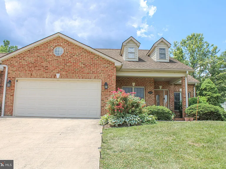 227 Donna Dr — Photo 3