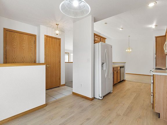 4th image of 900 Arbor Ave #38