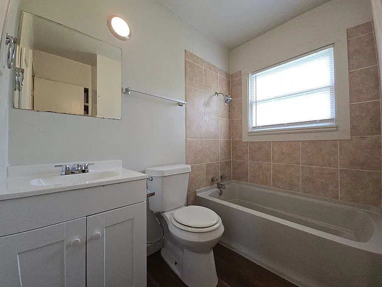1307 E Avenue H — Photo 14