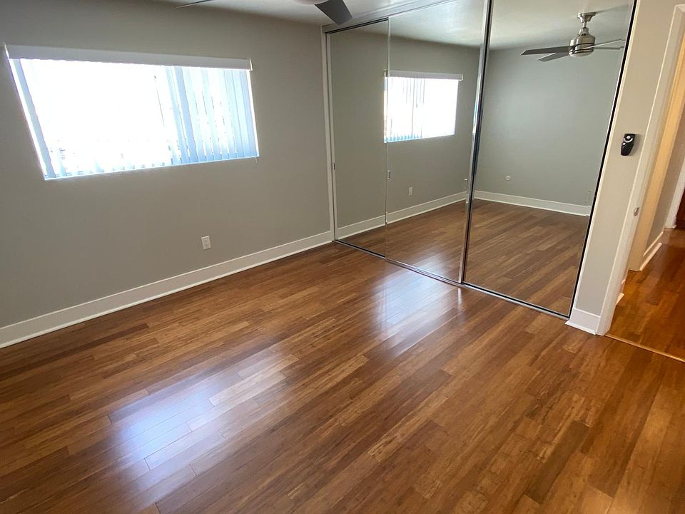 Master Bed Has 3 Mirrored Doors On Large Closet