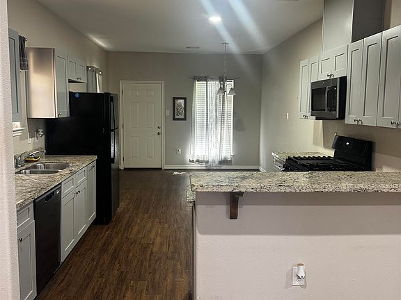 5th image of 1013 Neches Ave