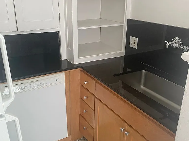 Palace Court Apartments — Photo 8