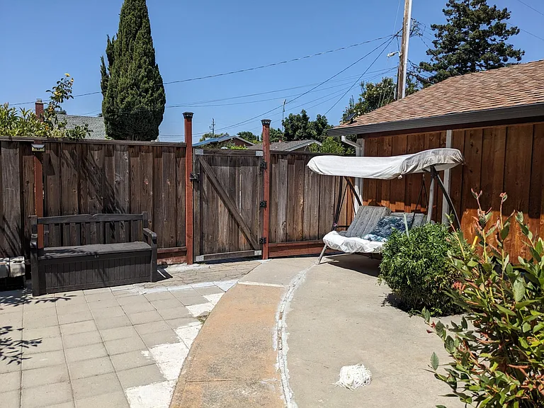 386 Waverly St — Photo 12
