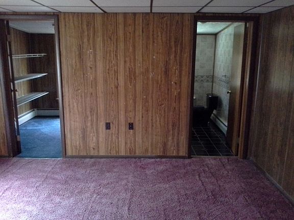rear bedroom bath closet