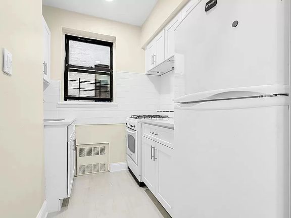 3rd image of 26 W 131st St #4E