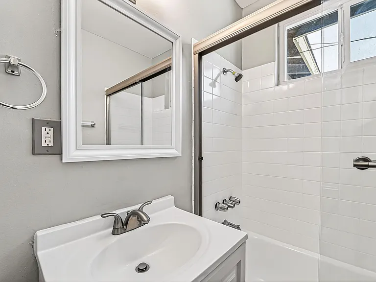539 E 11th Street — Photo 15