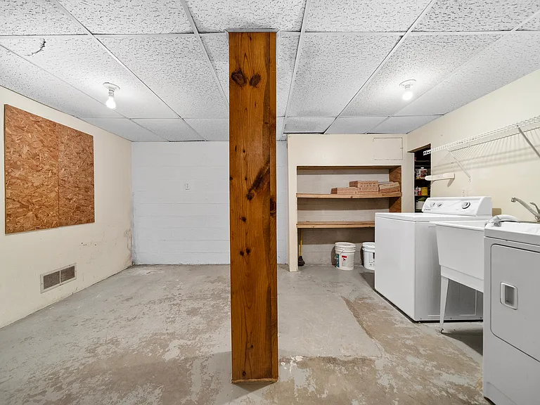 162 Osborne St — Photo 19