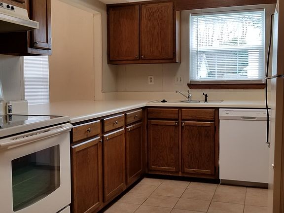 3rd image of 413 Canterbury Ct