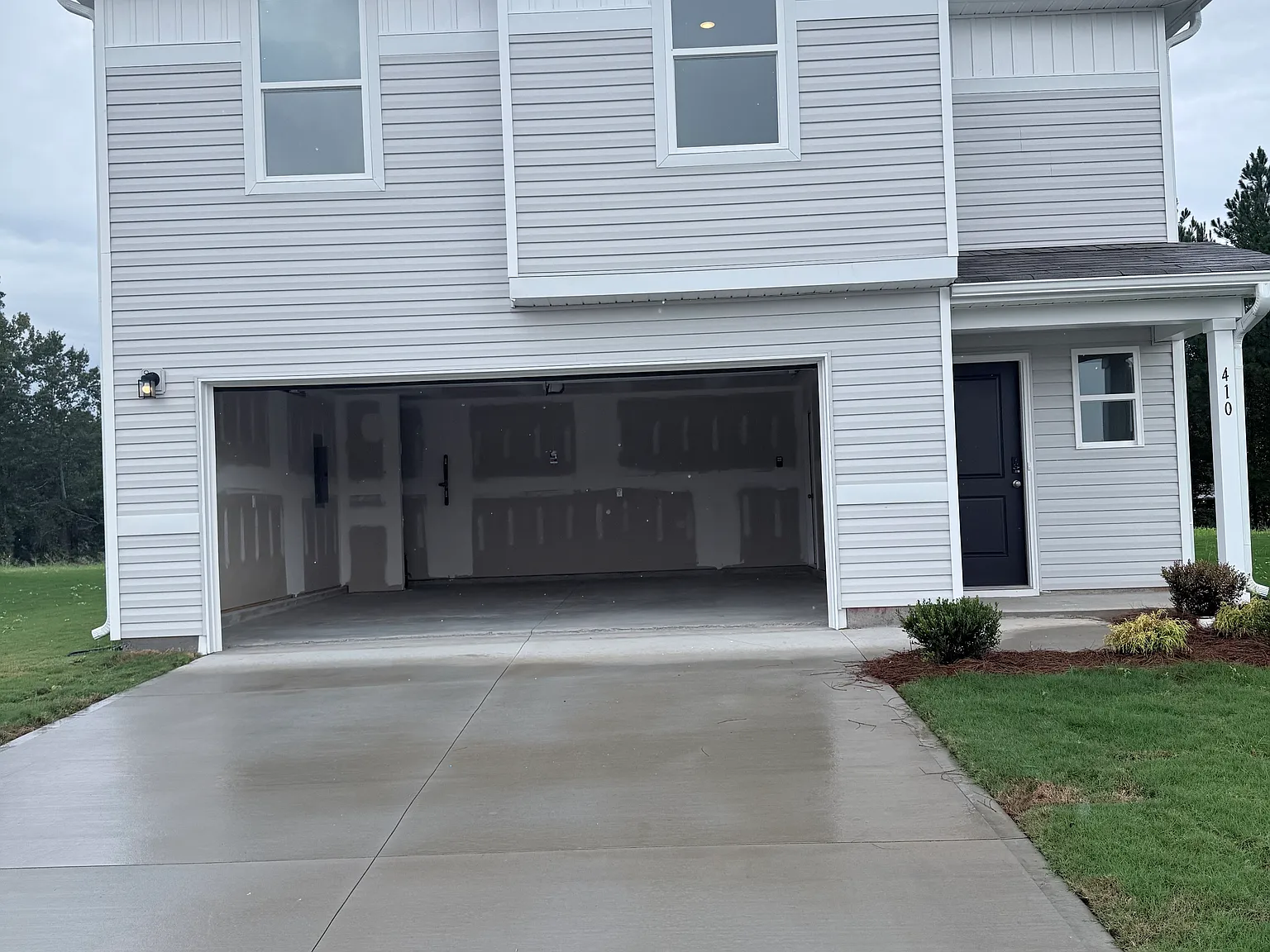 4 bed, 2.5 bath, 1965 sqft, $2,050 — Photo 2