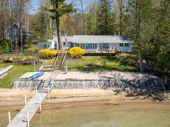 8432 S Dunns Farm Rd, Maple City, MI 49664