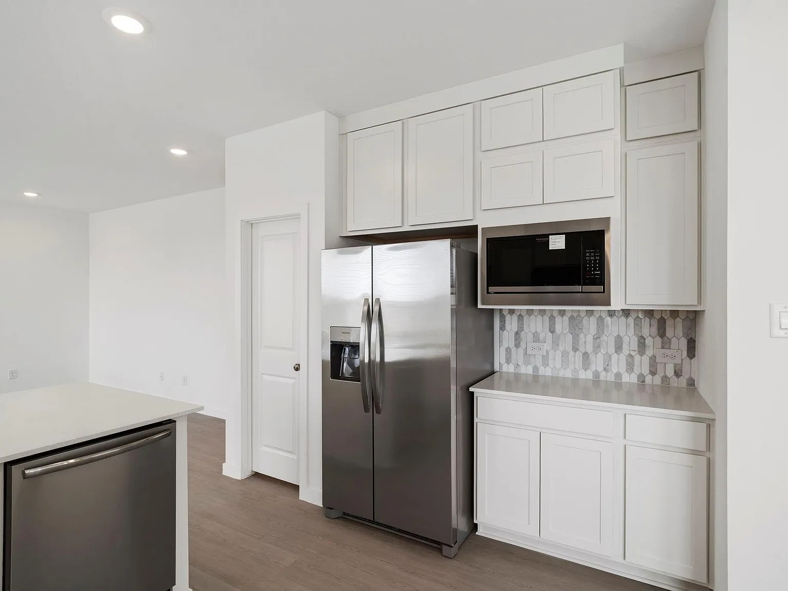 3 bed, 2.0 bath, 1572 sqft, $2,000 — Photo 4