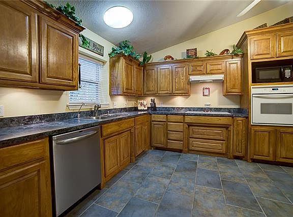 4th image of 1208 Country Bend Dr