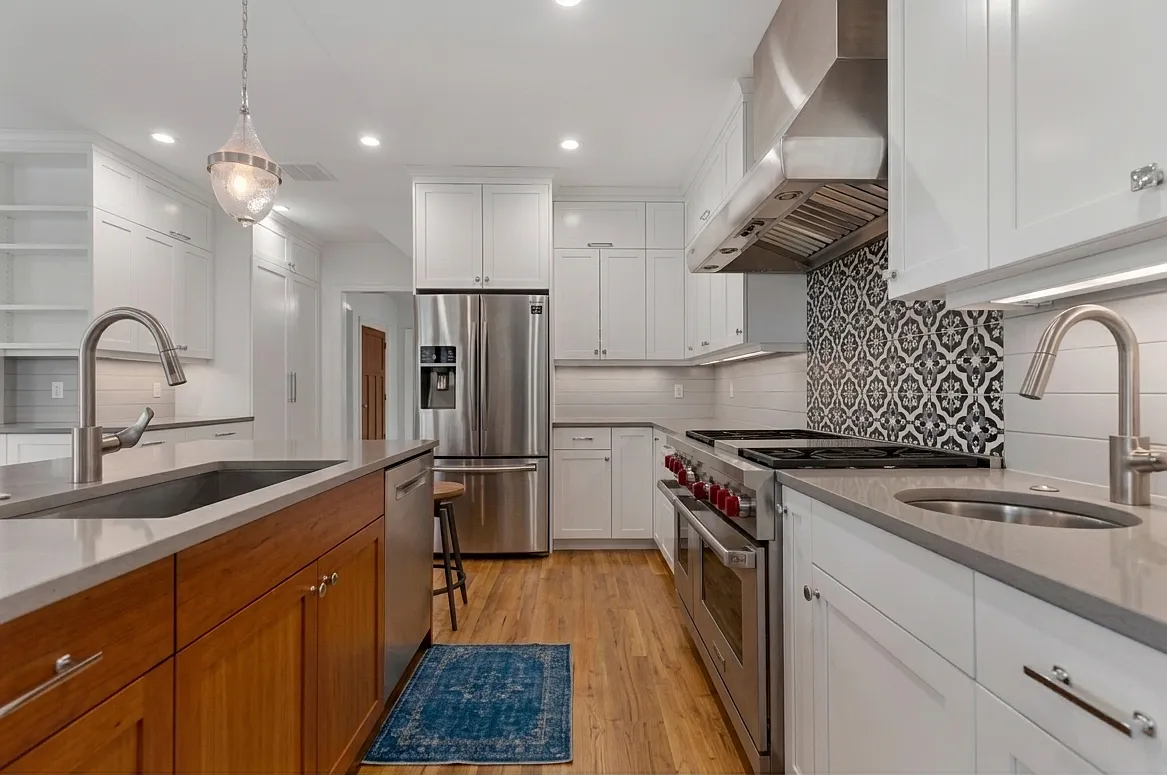 6 bed, 3393 sqft, $9,700 — Photo 2