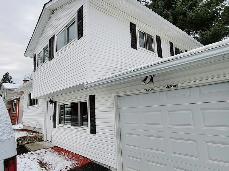 1116 Greentree Rd — Photo 2