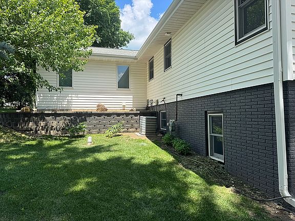 4th image of 307 11th Ave NE