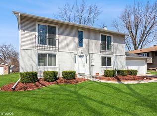 2710 Diamond Ct, Woodridge, IL 60517
