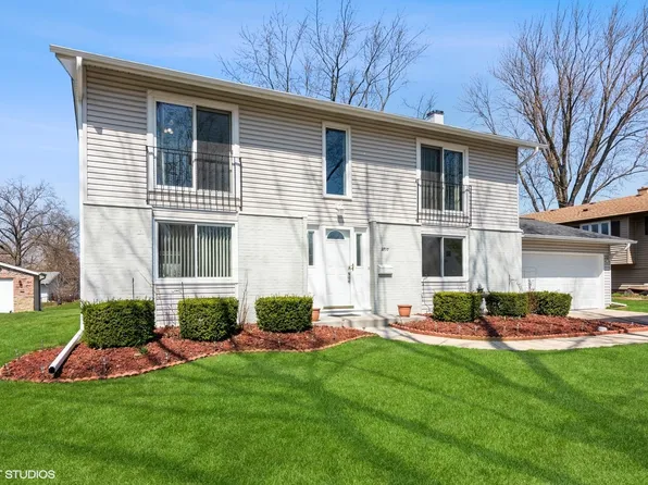 2710 Diamond Ct, Woodridge, IL 60517