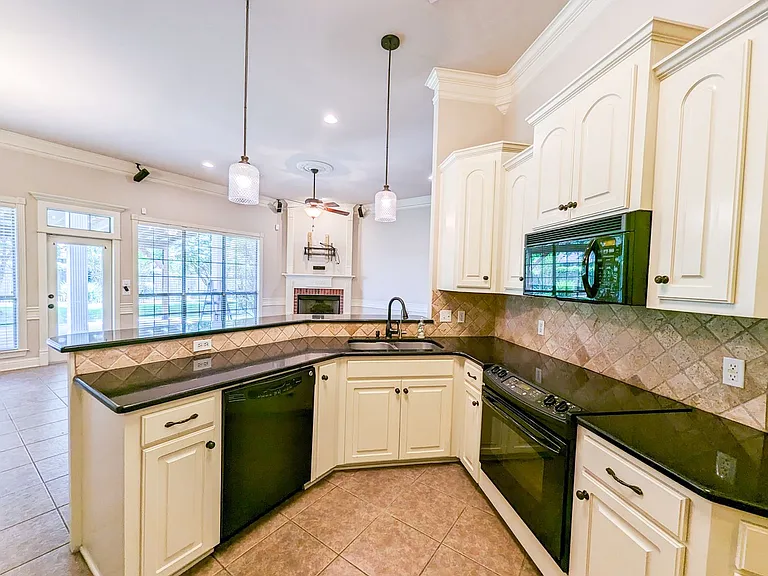 220 Ixworth Ave — Photo 4