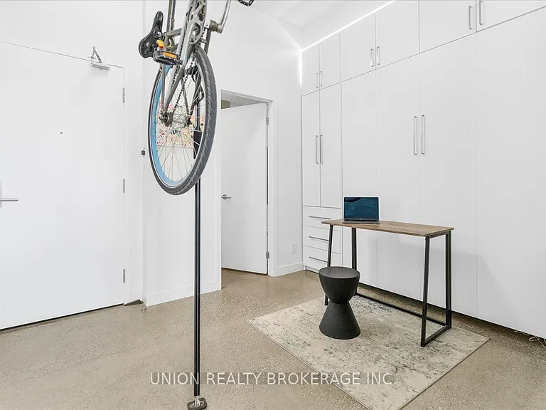 569 King St E #404 — Photo 35