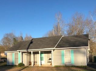 185 Oakleaf Ln, Smiths Station, AL 36877