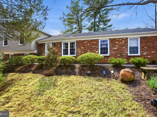 13501 King Charles Dr, Chantilly, VA 20151