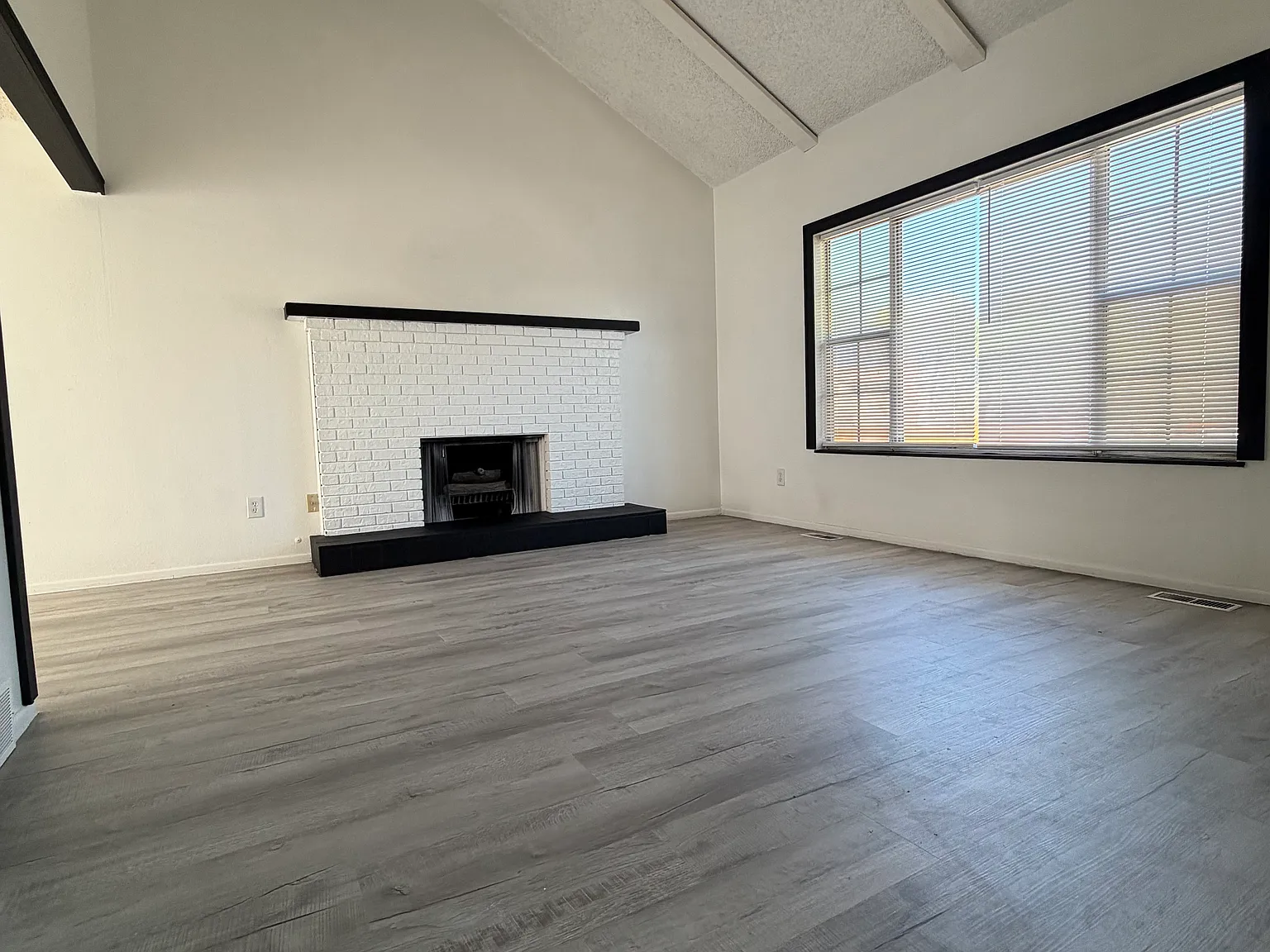 4 bed, 2000 sqft, $2,100 — Photo 2