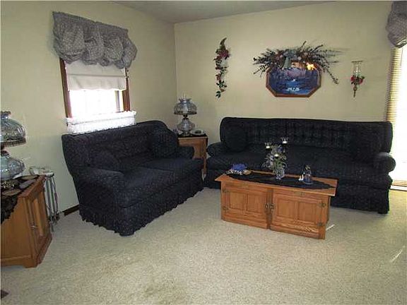 3rd image of 10 Woodridge Trl