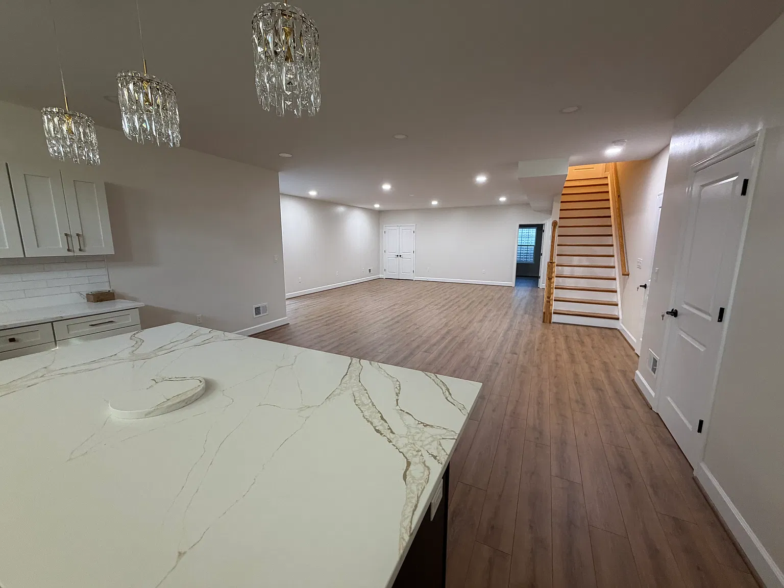 3 bed, 1900 sqft, $3,300 — Photo 2