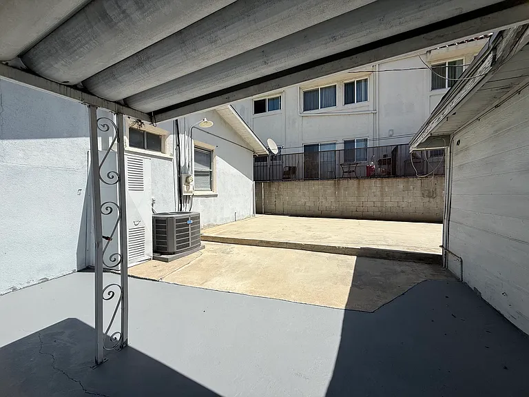 1116 Irving Ave — Photo 20