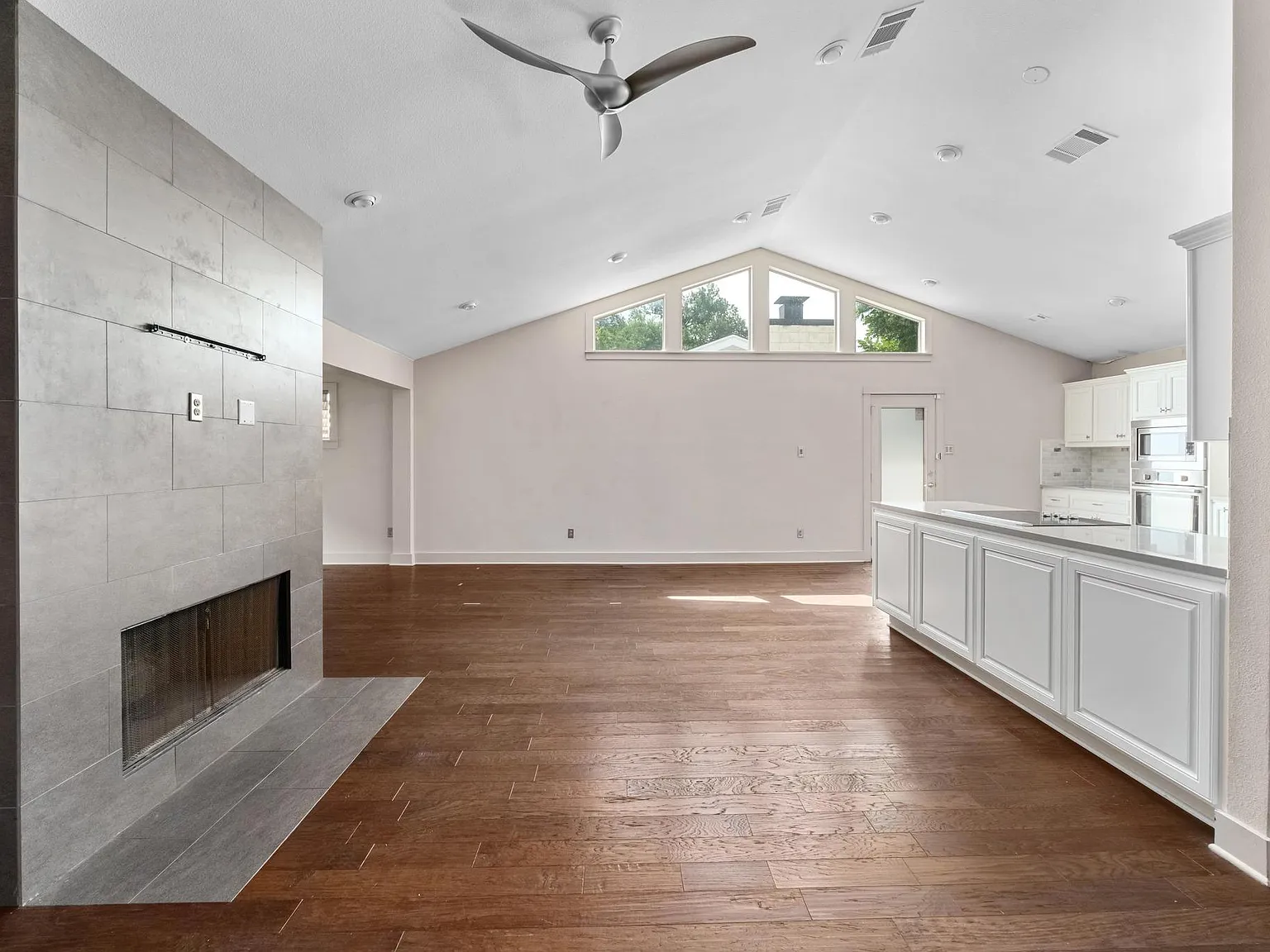 3 bed, 2.5 bath, 2039 sqft, $5,495 — Photo 4