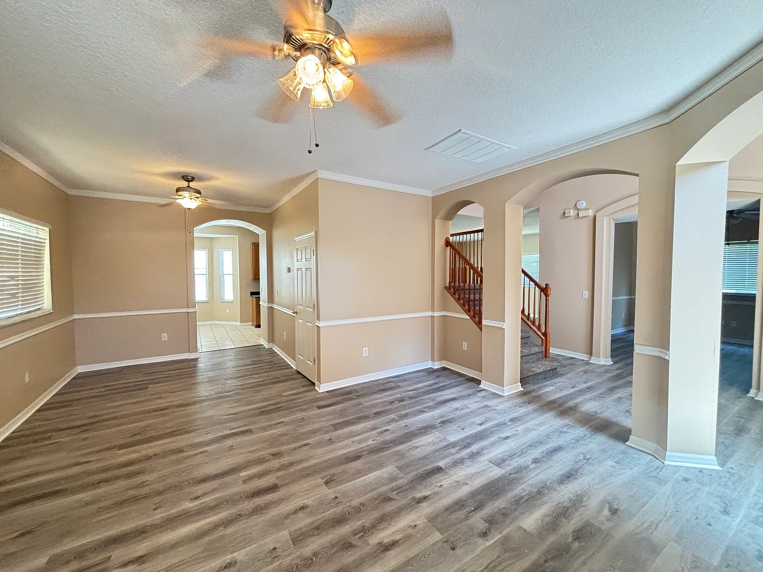 Large 4 bedroom 3 bath home with a large office/den — Photo 4