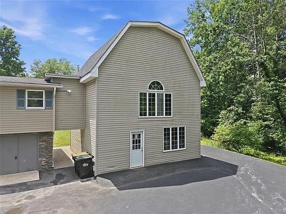 3rd image of 226 Circle Dr S