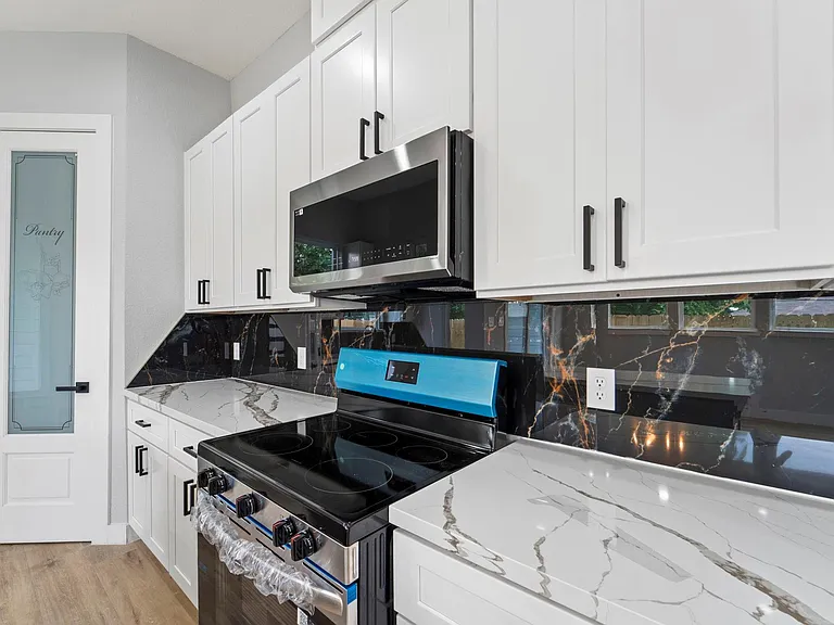 6631 Foster St — Photo 5