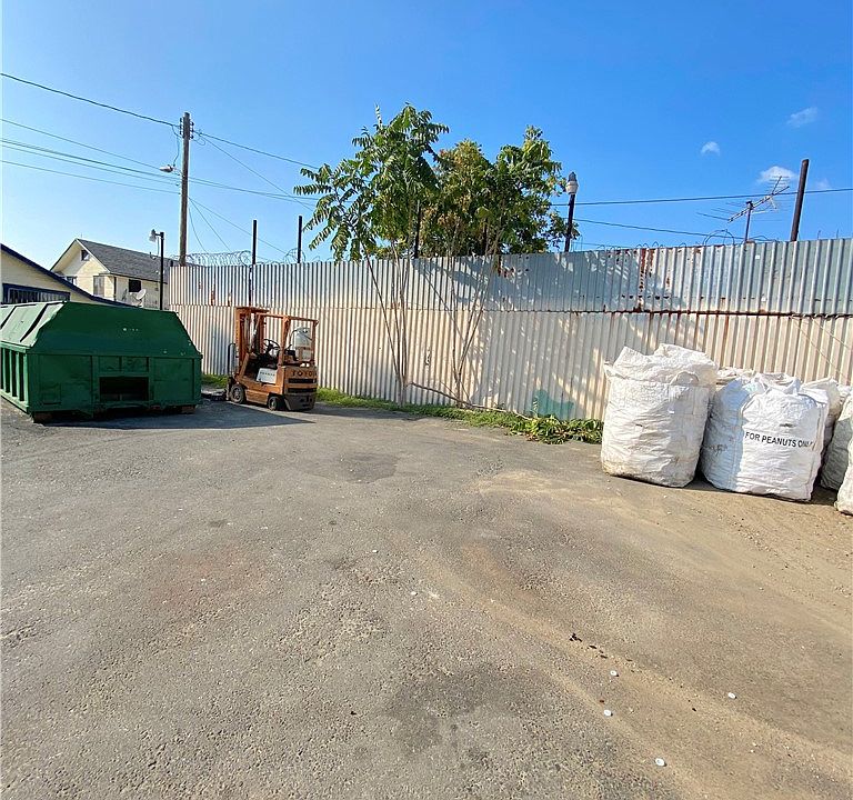 1st image of 1449 E 59th St